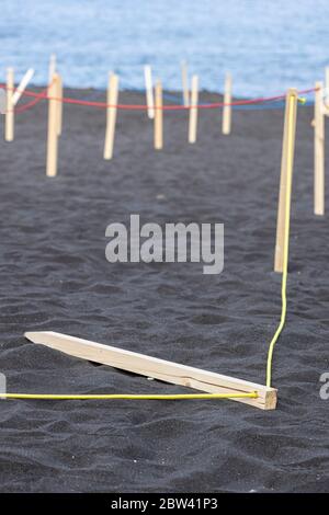 Strand in Bereiche unterteilt, um Menschen um zwei Meter voneinander zu trennen, soziale Distanzierungsregeln, Phase zwei Deeskalation des Covid 19, Coronavirus-Zustand von em Stockfoto