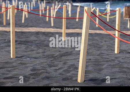 Strand in Bereiche unterteilt, um Menschen um zwei Meter voneinander zu trennen, soziale Distanzierungsregeln, Phase zwei Deeskalation des Covid 19, Coronavirus-Zustand von em Stockfoto