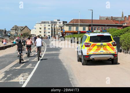 Troon, Großbritannien. Mai 2020. Da die lokalen Temperaturen auf mindestens Mitte 20 C steigen und mit der Entspannung der covid 19 Lockdown Maßnahmen, die Menschen wieder an den Strand zurückkehren. Zum Vergnügen, während versuchen, soziale Distanz zu halten. Kredit: Findlay/Alamy Live News Stockfoto