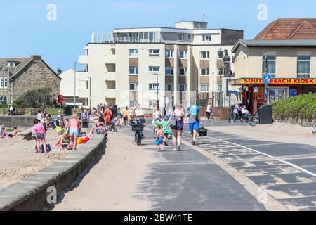 Troon, Großbritannien. Mai 2020. Da die lokalen Temperaturen auf mindestens Mitte 20 C steigen und mit der Entspannung der covid 19 Lockdown Maßnahmen, die Menschen wieder an den Strand zurückkehren. Zum Vergnügen, während versuchen, soziale Distanz zu halten. Kredit: Findlay/Alamy Live News Stockfoto