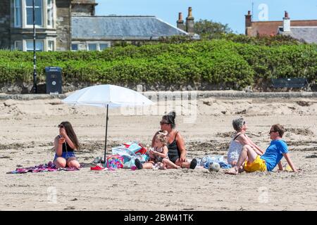 Troon, Großbritannien. Mai 2020. Da die lokalen Temperaturen auf mindestens Mitte 20 C steigen und mit der Entspannung der covid 19 Lockdown Maßnahmen, die Menschen wieder an den Strand zurückkehren. Zum Vergnügen, während versuchen, soziale Distanz zu halten. Kredit: Findlay/Alamy Live News Stockfoto