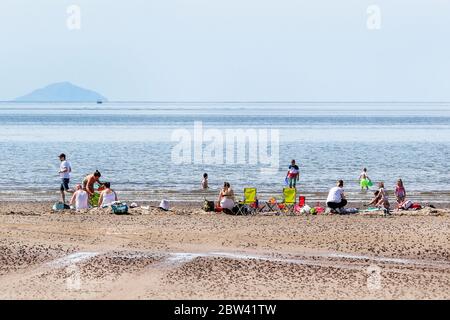 Troon, Großbritannien. Mai 2020. Da die lokalen Temperaturen auf mindestens Mitte 20 C steigen und mit der Entspannung der covid 19 Lockdown Maßnahmen, die Menschen wieder an den Strand zurückkehren. Zum Vergnügen, während versuchen, soziale Distanz zu halten. Kredit: Findlay/Alamy Live News Stockfoto