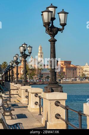 Bari, Italien - 12. august 2016: Touristen an der Küste von Bari, der Hauptstadt von Apulien in Süditalien. Stockfoto