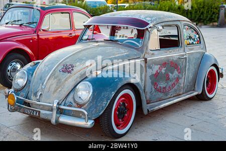 Conversano, Italien - 4. September 2016: Parade von Oldtimern auf dem Platz. Beetle Volswagen Stockfoto