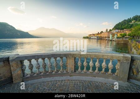 Wunderschöne Landschaft von Bellagio und Como See bei Sonnenuntergang Stockfoto