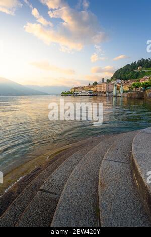 Wunderschöne Landschaft von Bellagio und Como See bei Sonnenuntergang Stockfoto