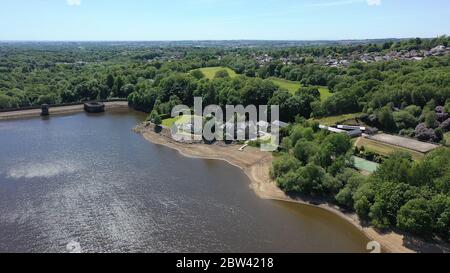 Luftaufnahme des Jumbles Reservoir in Nordwestengland, wo der Wasserstand in diesem Monat gefallen ist. Stockfoto