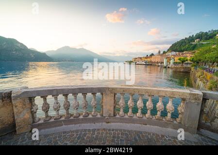 Wunderschöne Landschaft von Bellagio und Como See bei Sonnenuntergang Stockfoto