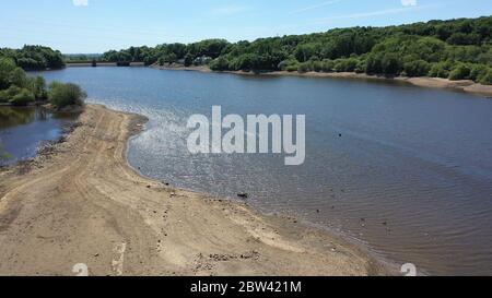 Luftaufnahme des Jumbles Reservoir in Nordwestengland, wo der Wasserstand in diesem Monat gefallen ist. Stockfoto