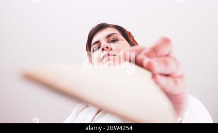 Kurvige Chefin bereitet Essen zu Stockfoto