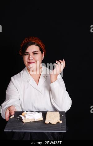 Schüler bereitet Gebäck in der schwarzen Hintergrund Stockfoto