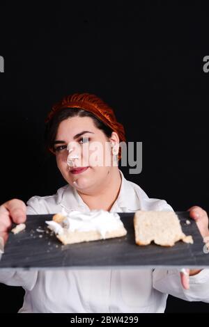 Schüler bereitet Gebäck in der schwarzen Hintergrund Stockfoto