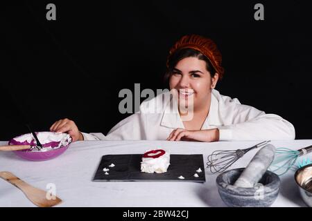 Schüler bereitet Gebäck in der schwarzen Hintergrund Stockfoto