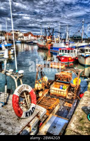 Dorf Pittenweem, Schottland. Künstlerische Ansicht des Hafens von Pittenweem, mit Fischerbooten im Vordergrund. Stockfoto