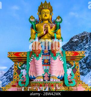 Goldene Maitreya Buddha in Ladakh Indien Statue sitzt in Schnee Berge im Diskit Kloster, Nubra Valley. Der Ort ist berühmt in Nubra Tal & Ladakh. Stockfoto