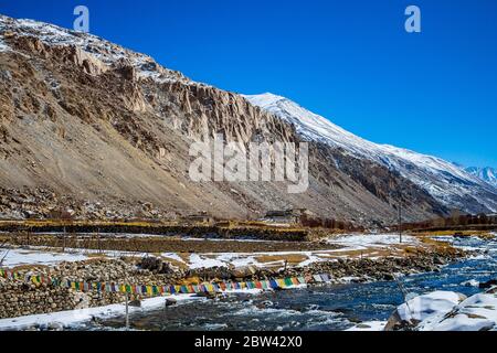 Shyok Fluss fließt neben den Bergen von Nubra Tal in Ladakh ist eine faszinierende Landschaft. Schneeberge des Nubra Valley in Ladakh Indien - Bild Stockfoto