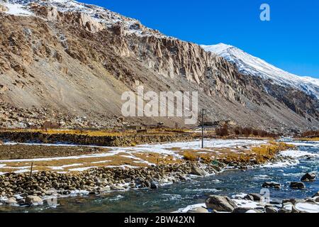 Shyok Fluss fließt neben den Bergen von Nubra Tal in Ladakh ist eine faszinierende Landschaft. Schneeberge des Nubra Valley in Ladakh Indien - Bild Stockfoto