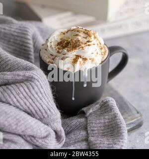 Tasse heiße Schokolade mit Milchcreme und Zimt. Winter Relax Stimmung und hygge Hintergrund. Nahaufnahme Stockfoto