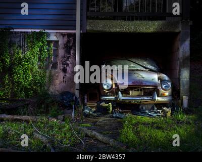 Verlassene Auto in offener Garage, Pennsylvania, USA Stockfoto