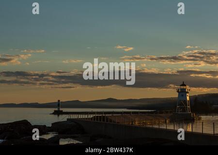 Grand Marais Leuchtturm am Abend entlang des Lake Superior. Stockfoto