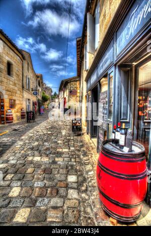 Stadt Saint-Emilion, Frankreich. Künstlerische Sicht auf die Weinläden in der Rue de la Porte Bouqueyre von St Emilion. Stockfoto