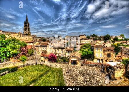 Stadt Saint-Emilion, Frankreich. Künstlerischer Panoramablick auf die mittelalterliche Stadt und das UNESCO-Weltkulturerbe St. Emilion. Stockfoto