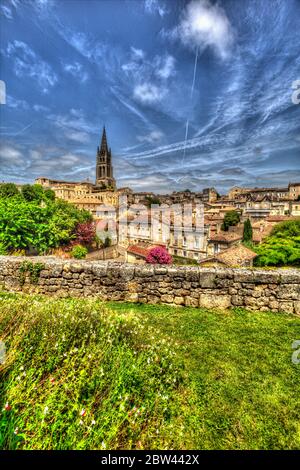 Stadt Saint-Emilion, Frankreich. Künstlerischer Panoramablick auf die mittelalterliche Stadt und das UNESCO-Weltkulturerbe St. Emilion. Stockfoto