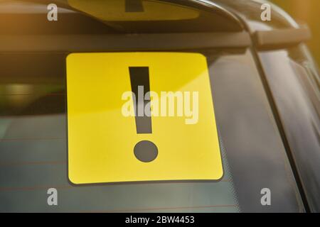 Achtung Schild auf Autoglas. Unerfahrenes Fahrerkonzept. Stockfoto