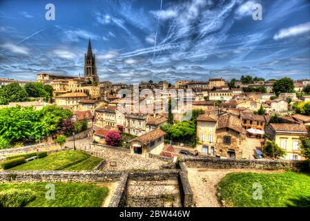 Stadt Saint-Emilion, Frankreich. Künstlerischer Panoramablick auf die mittelalterliche Stadt und das UNESCO-Weltkulturerbe St. Emilion. Stockfoto