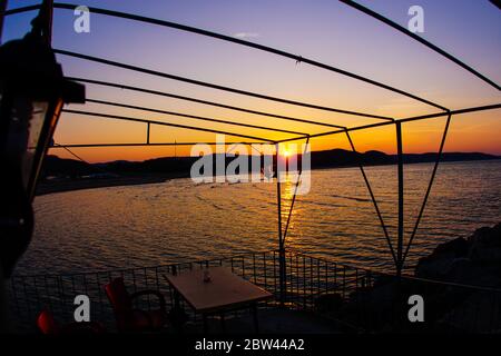 Sonnenuntergang mit den Bergen und Meerblick. Stockfoto