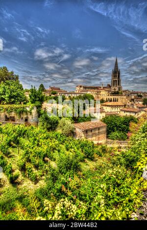 Stadt Saint-Emilion, Frankreich. Blick auf die mittelalterliche Stadt und das UNESCO-Weltkulturerbe St. Emilion. Stockfoto