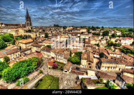 Stadt Saint-Emilion, Frankreich. Künstlerischer Panoramablick auf die mittelalterliche Stadt und das UNESCO-Weltkulturerbe St. Emilion. Stockfoto