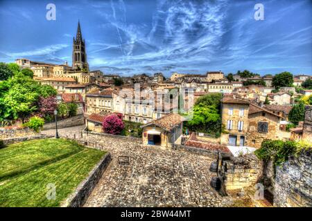 Stadt Saint-Emilion, Frankreich. Künstlerischer Panoramablick auf die mittelalterliche Stadt und das UNESCO-Weltkulturerbe St. Emilion. Stockfoto