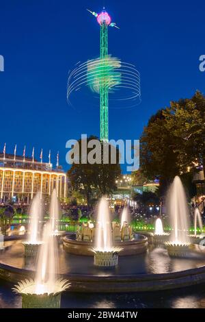 Vergnügungspark Tivoli in Kopenhagen. Sternenflyer bei Nacht. Dänemark Stockfoto