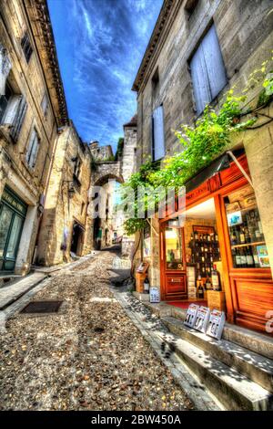 Stadt Saint-Emilion, Frankreich. Künstlerische Ansicht der Weinläden in der Rue de la Cadene von St. Emilion. Stockfoto