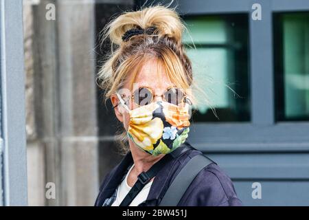 Berlin, Deutschland. Mai 2020. Eine Frau mit Gesichtsmaske ist in Berlin, der Hauptstadt Deutschlands, am 28. Mai 2020 zu sehen. Viele Berliner Bürger wählen verschiedene Möglichkeiten, um ihre Münder und Nasen zu bedecken, anstatt Standardmasken zu tragen. Kredit: Binh Truong/Xinhua/Alamy Live News Stockfoto