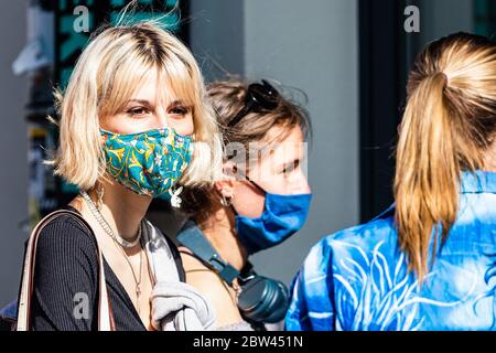 Berlin, Deutschland. Mai 2020. Eine Frau mit Gesichtsmaske ist in Berlin, der Hauptstadt Deutschlands, am 28. Mai 2020 zu sehen. Viele Berliner Bürger wählen verschiedene Möglichkeiten, um ihre Münder und Nasen zu bedecken, anstatt Standardmasken zu tragen. Kredit: Binh Truong/Xinhua/Alamy Live News Stockfoto