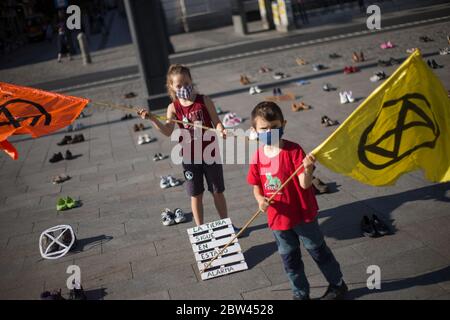 Madrid, Spanien. Mai 2020. Kinder nehmen an der Extinction Rebellion Performance an der Puerta del Sol in Madrid Teil. (Foto von Fer Capdepon Arroyo/Pacific Press/Sipa USA) Quelle: SIPA USA/Alamy Live News Stockfoto