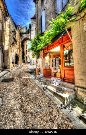 Stadt Saint-Emilion, Frankreich. Künstlerische Ansicht der Weinläden in der Rue de la Cadene von St. Emilion. Stockfoto