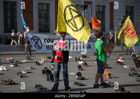 Madrid, Spanien. Mai 2020. Kinder nehmen an der Extinction Rebellion Performance an der Puerta del Sol in Madrid Teil. (Foto von Fer Capdepon Arroyo/Pacific Press/Sipa USA) Quelle: SIPA USA/Alamy Live News Stockfoto
