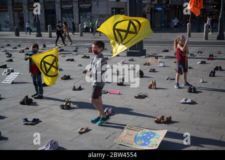 Madrid, Spanien. Mai 2020. Kinder nehmen an der Extinction Rebellion Performance an der Puerta del Sol in Madrid Teil. (Foto von Fer Capdepon Arroyo/Pacific Press/Sipa USA) Quelle: SIPA USA/Alamy Live News Stockfoto