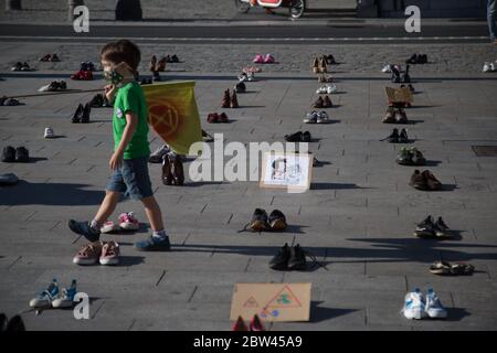 Madrid, Spanien. Mai 2020. Kinder nehmen an der Extinction Rebellion Performance an der Puerta del Sol in Madrid Teil. (Foto von Fer Capdepon Arroyo/Pacific Press/Sipa USA) Quelle: SIPA USA/Alamy Live News Stockfoto