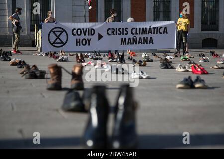 Madrid, Spanien. Mai 2020. Umweltaktivisten protestieren an der Puerta del Sol in Madrid gegen Hunderte von Schuhen. (Foto von Fer Capdepon Arroyo/Pacific Press/Sipa USA) Quelle: SIPA USA/Alamy Live News Stockfoto