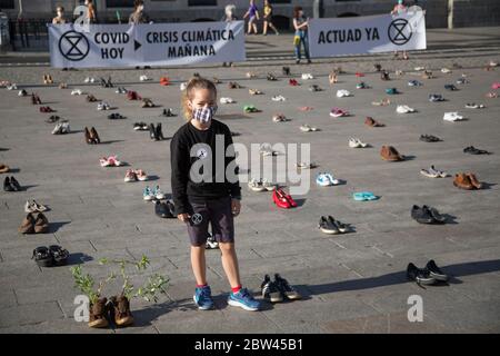Madrid, Spanien. Mai 2020. Kinder nehmen an der Extinction Rebellion Performance an der Puerta del Sol in Madrid Teil. (Foto von Fer Capdepon Arroyo/Pacific Press/Sipa USA) Quelle: SIPA USA/Alamy Live News Stockfoto
