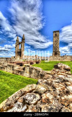 Stadt St Andrews, Schottland. Künstlerische Ansicht der St Andrews Cathedral mit Rules Tower auf der rechten und East Gable auf der linken Seite. Stockfoto