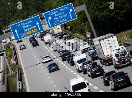 Hamburg, Deutschland. Mai 2020. Auf der Autobahn A1, die zwischen dem Kreuz Hamburg-Süd und Stillhorn in Richtung Norden fährt, kommen die Fahrzeuge nur langsam voran. Kredit: Christian Charisius/dpa/Alamy Live News Stockfoto