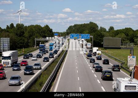 Hamburg, Deutschland. Mai 2020. Auf der Autobahn A1, die zwischen dem Kreuz Hamburg-Süd und Stillhorn in Richtung Norden fährt, kommen die Fahrzeuge nur langsam voran. Kredit: Christian Charisius/dpa/Alamy Live News Stockfoto