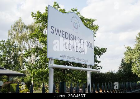 Beschilderung vor der Swedish School, Barnes, London, Großbritannien Stockfoto