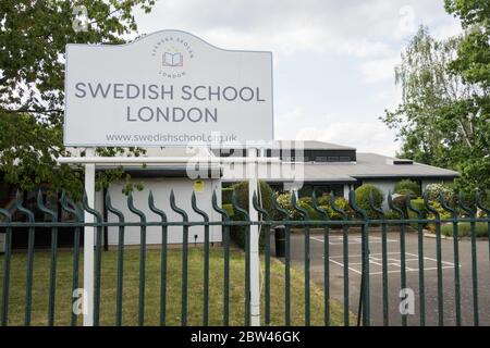 Beschilderung vor der Swedish School, Barnes, London, Großbritannien Stockfoto