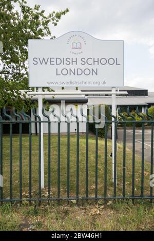 Beschilderung vor der Swedish School, Barnes, London, Großbritannien Stockfoto